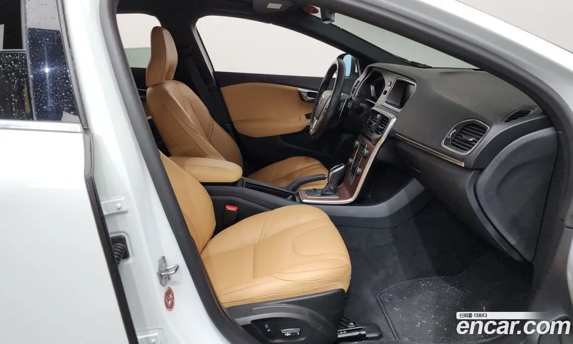 Volvo V40 2018 2.0 автомат (гидро), фото 16