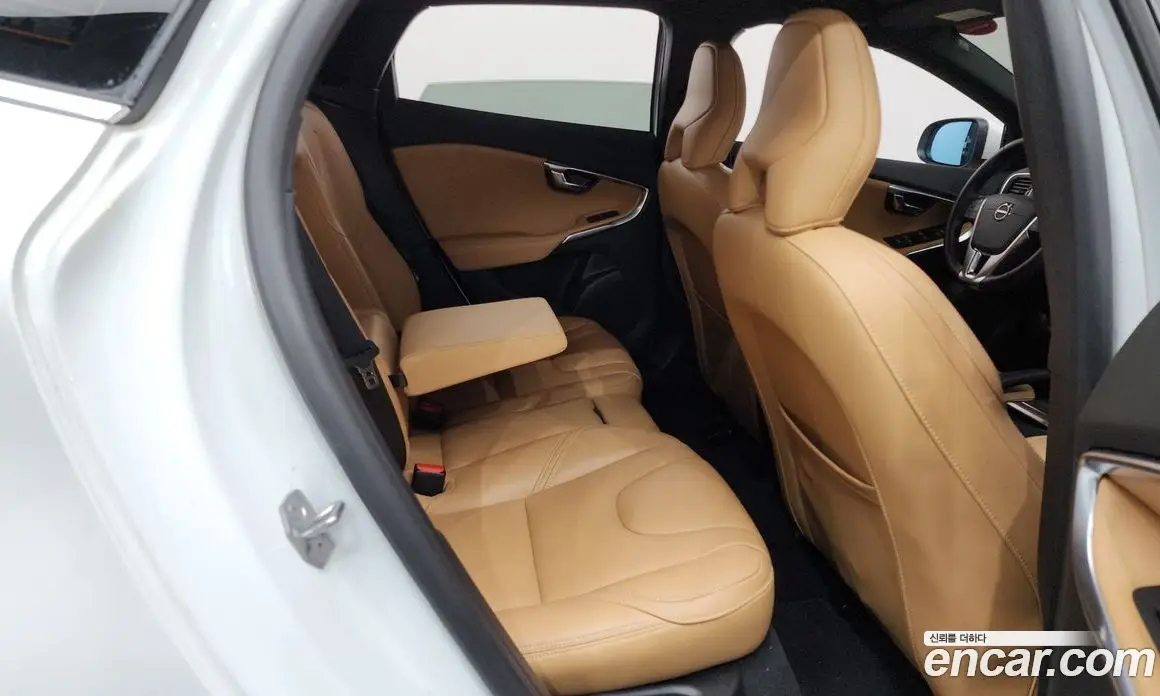 Volvo V40 2018 2.0 автомат (гидро), фото 17