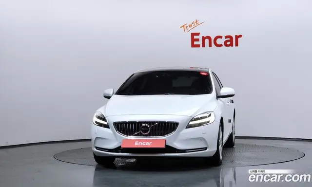 Volvo V40 2018 2.0 автомат (гидро), миниатюра 3