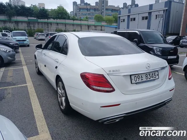Mercedes-Benz E-Class 2017 2.0 автомат (гидро), миниатюра 4 Mercedes-Benz E-Class 2017 2.0 автомат (гидро), миниатюра 4