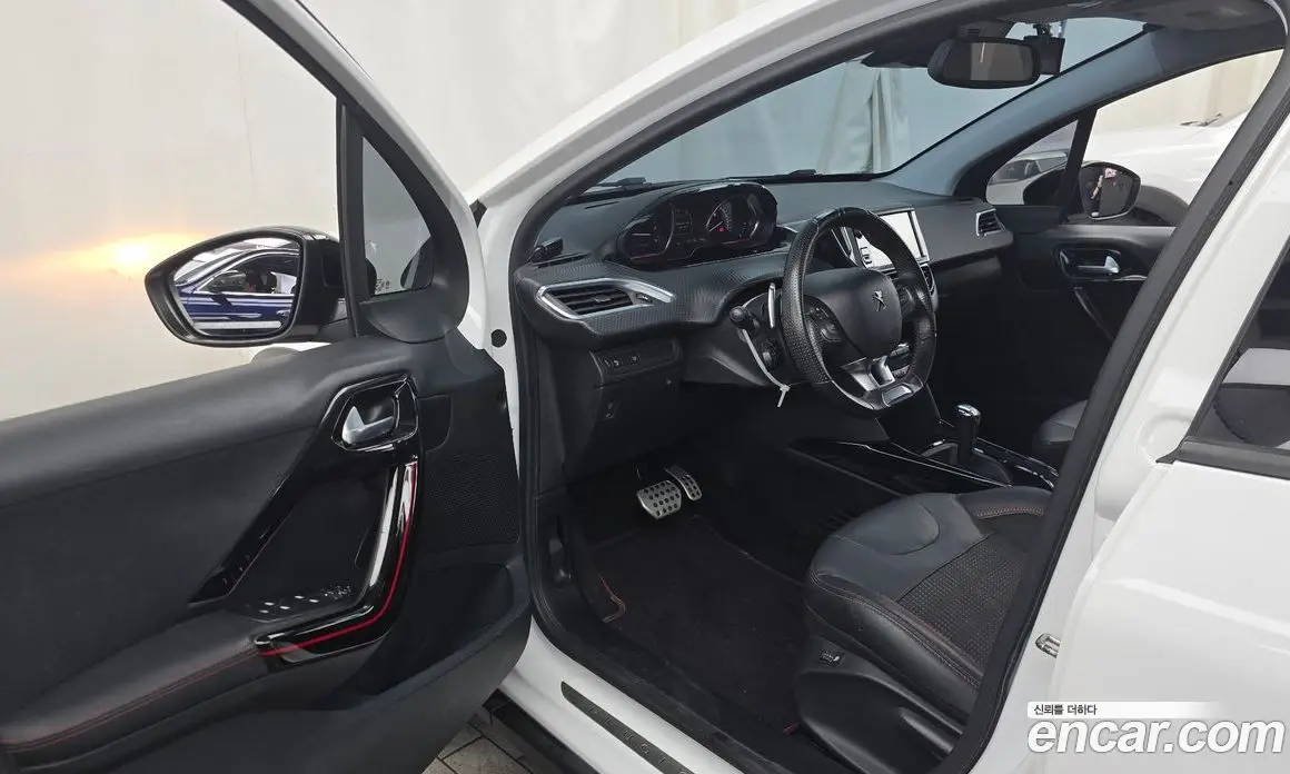 Peugeot 2008 2018 1.6 автомат (гидро), фото 10