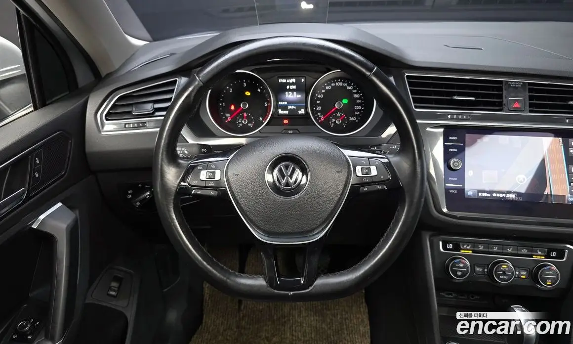 Volkswagen Tiguan 2018 2.0 автомат (гидро), фото 19 Volkswagen Tiguan 2018 2.0 автомат (гидро), фото 19