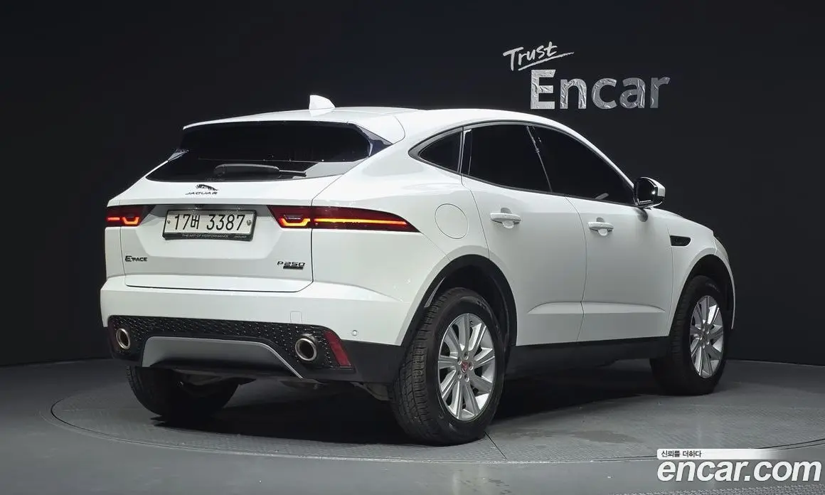 Jaguar E-Pace 2018 2.0 автомат (гидро), фото 2 Jaguar E-Pace 2018 2.0 автомат (гидро), фото 2