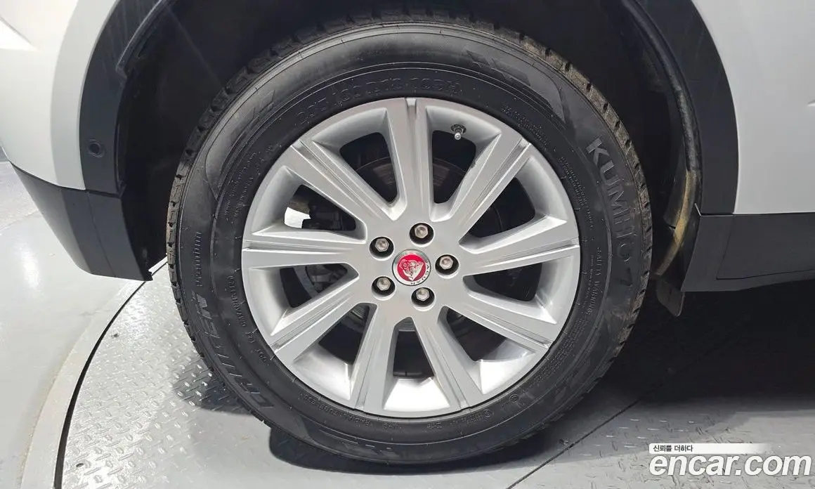 Jaguar E-Pace 2018 2.0 автомат (гидро), фото 5 Jaguar E-Pace 2018 2.0 автомат (гидро), фото 5