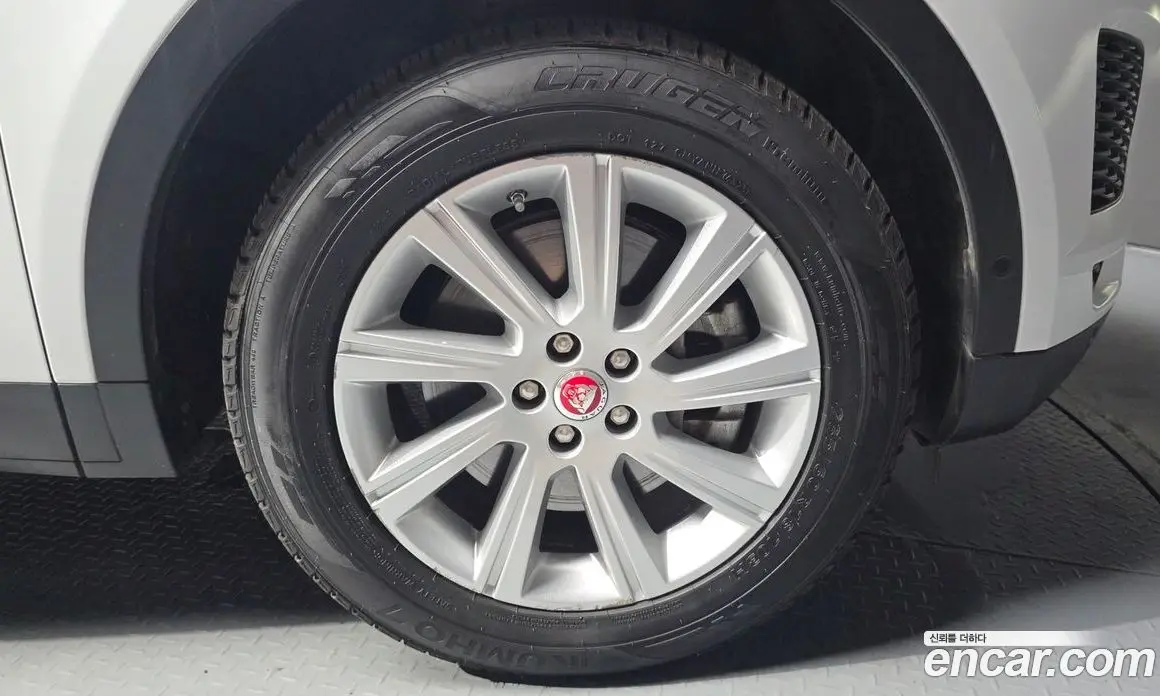Jaguar E-Pace 2018 2.0 автомат (гидро), фото 7 Jaguar E-Pace 2018 2.0 автомат (гидро), фото 7