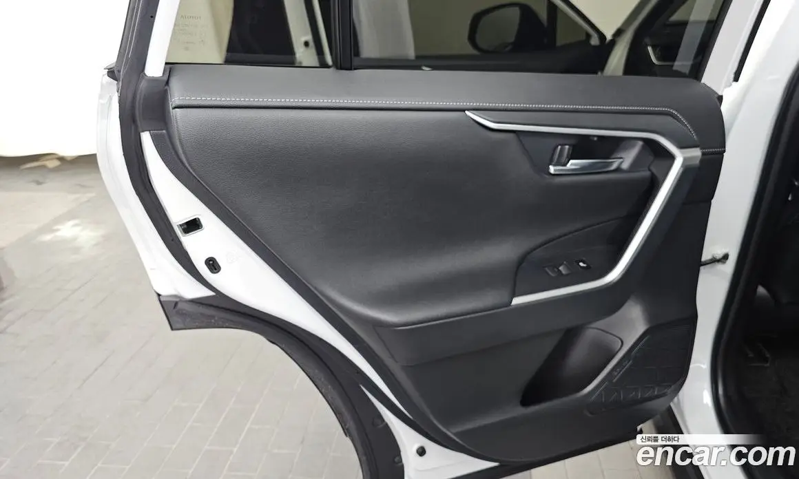 Toyota RAV4 2024 2.5 автомат (гидро), фото 15 Toyota RAV4 2024 2.5 автомат (гидро), фото 15
