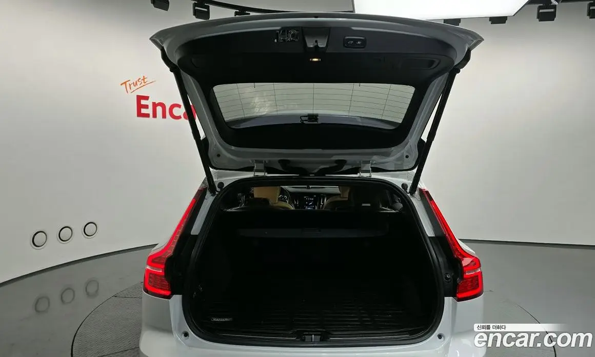 Volvo V60 2019 2.0 автомат (гидро), фото 18 Volvo V60 2019 2.0 автомат (гидро), фото 18