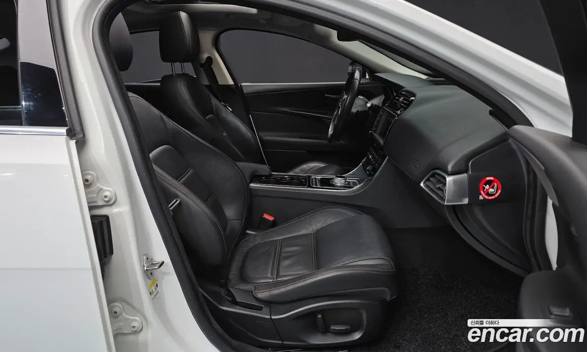 Jaguar XE 2015 2.0 автомат (гидро), фото 11 Jaguar XE 2015 2.0 автомат (гидро), фото 11