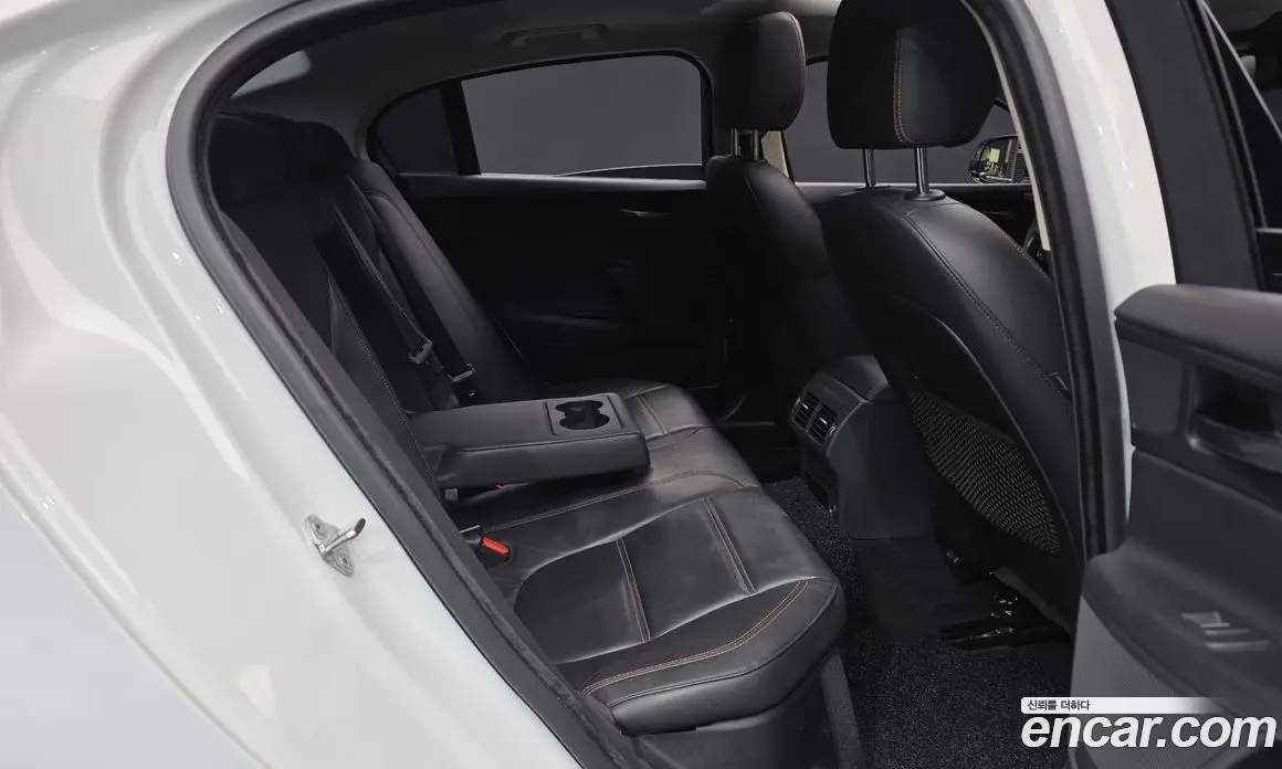 Jaguar XE 2015 2.0 автомат (гидро), фото 12 Jaguar XE 2015 2.0 автомат (гидро), фото 12