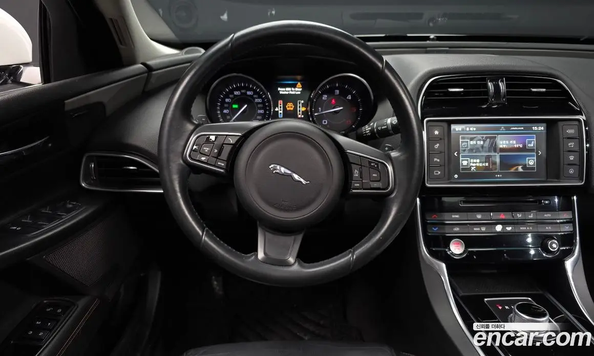 Jaguar XE 2015 2.0 автомат (гидро), фото 13 Jaguar XE 2015 2.0 автомат (гидро), фото 13