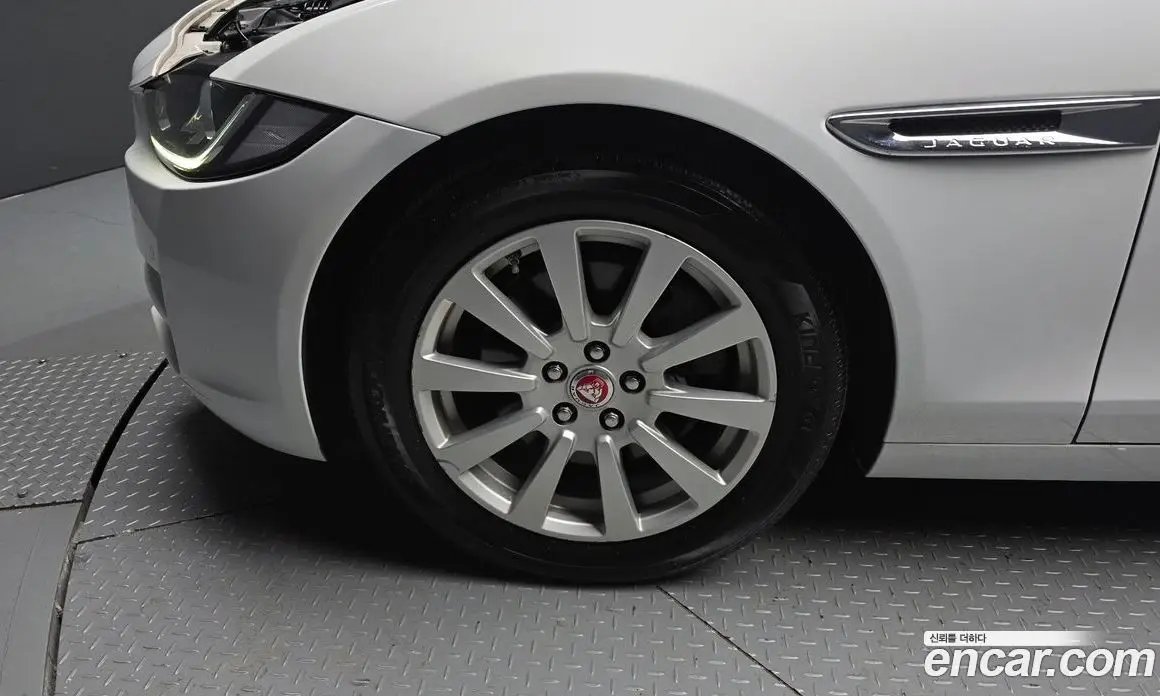 Jaguar XE 2015 2.0 автомат (гидро), фото 5 Jaguar XE 2015 2.0 автомат (гидро), фото 5