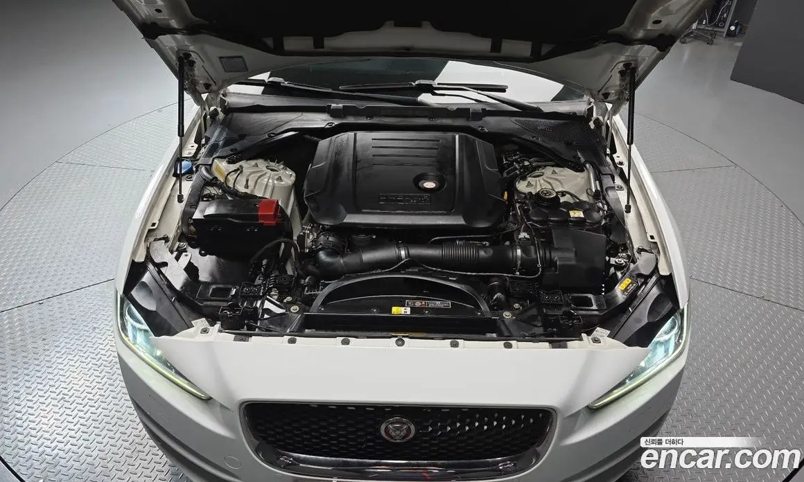 Jaguar XE 2015 2.0 автомат (гидро), фото 6 Jaguar XE 2015 2.0 автомат (гидро), фото 6