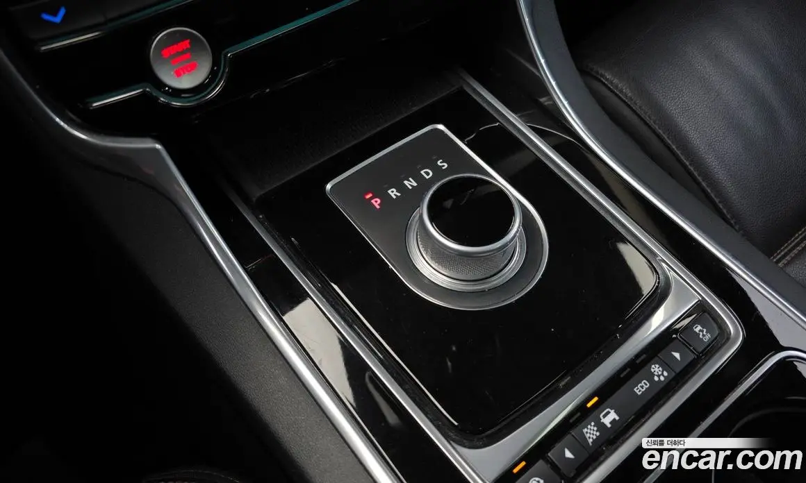 Jaguar XE 2015 2.0 автомат (гидро), фото 9 Jaguar XE 2015 2.0 автомат (гидро), фото 9
