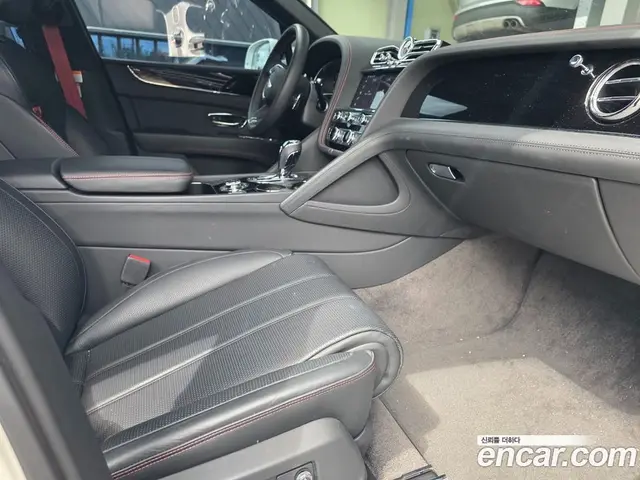 Bentley Bentayga 2024 4.0 автомат (гидро), миниатюра 6