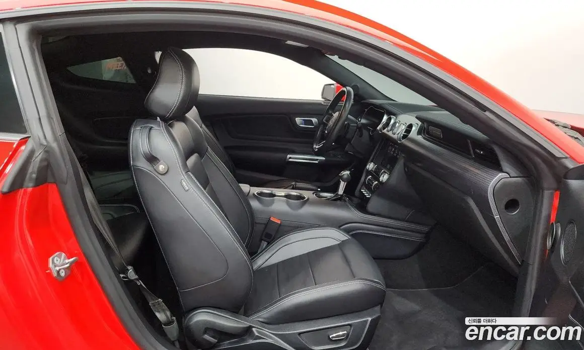 Ford Mustang 2019 2.3 автомат (гидро), фото 16