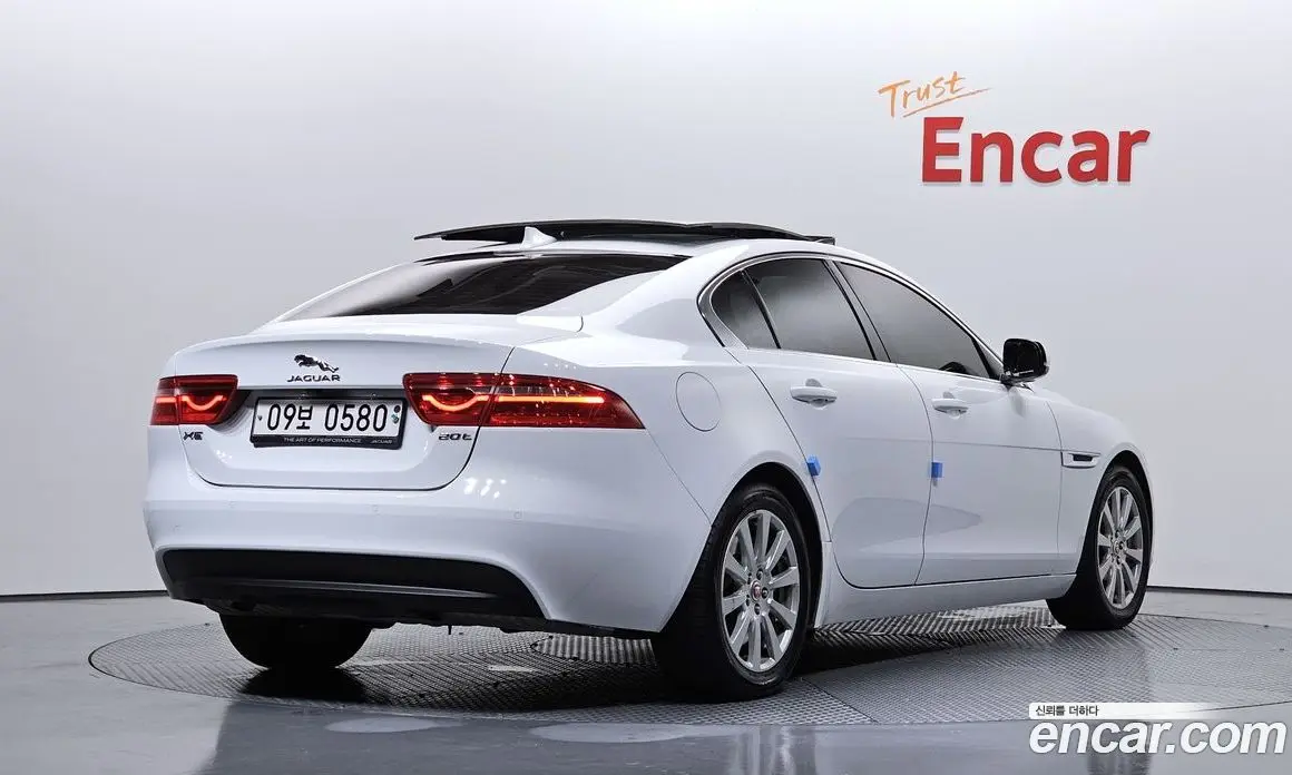 Jaguar XE 2016 2.0 автомат (гидро), фото 2 Jaguar XE 2016 2.0 автомат (гидро), фото 2