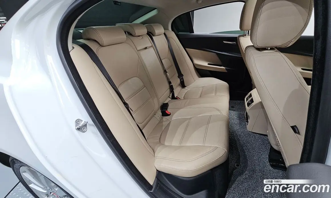 Jaguar XE 2016 2.0 автомат (гидро), фото 12 Jaguar XE 2016 2.0 автомат (гидро), фото 12