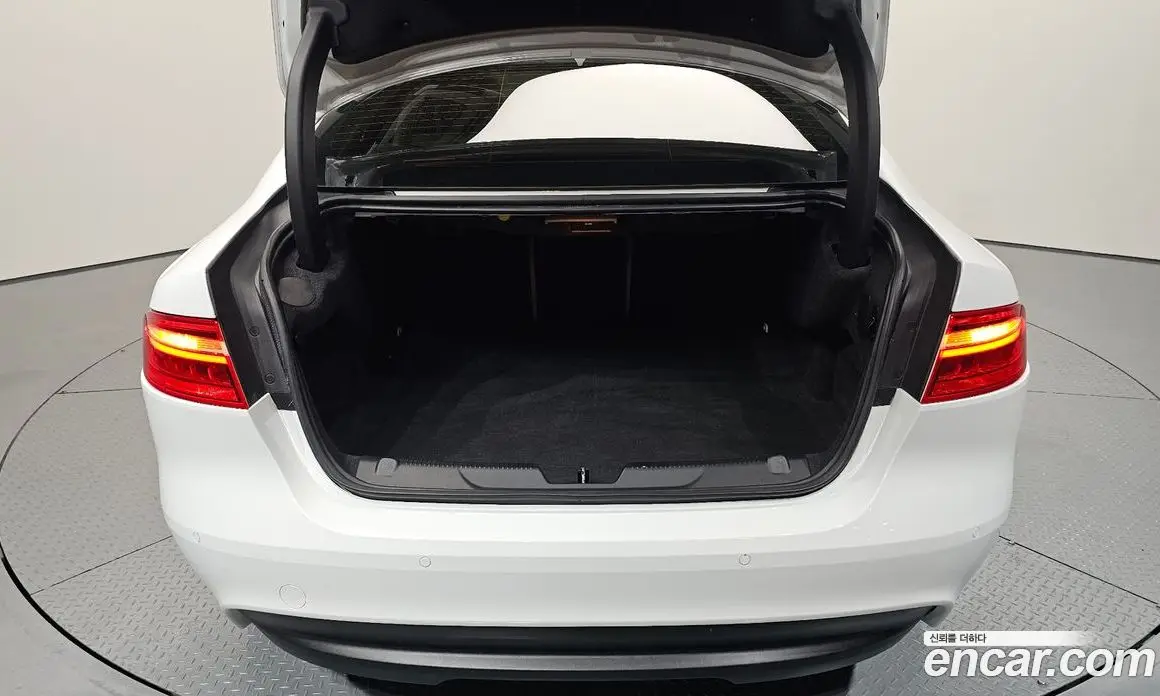 Jaguar XE 2016 2.0 автомат (гидро), фото 20 Jaguar XE 2016 2.0 автомат (гидро), фото 20
