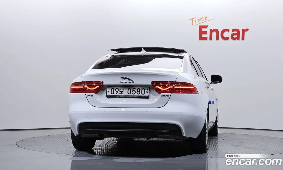 Jaguar XE 2016 2.0 автомат (гидро), фото 4 Jaguar XE 2016 2.0 автомат (гидро), фото 4