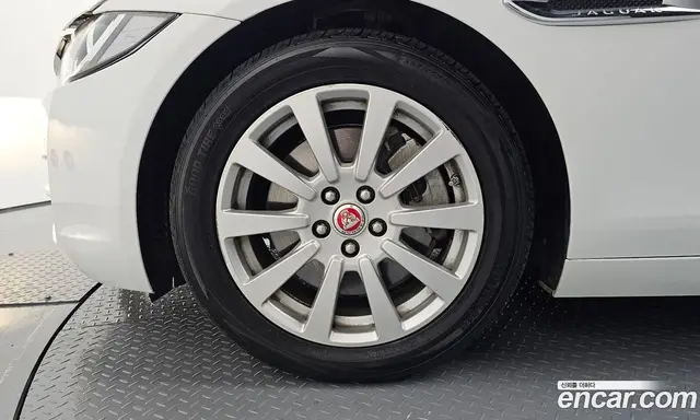 Jaguar XE 2016 2.0 автомат (гидро), миниатюра 5 Jaguar XE 2016 2.0 автомат (гидро), миниатюра 5