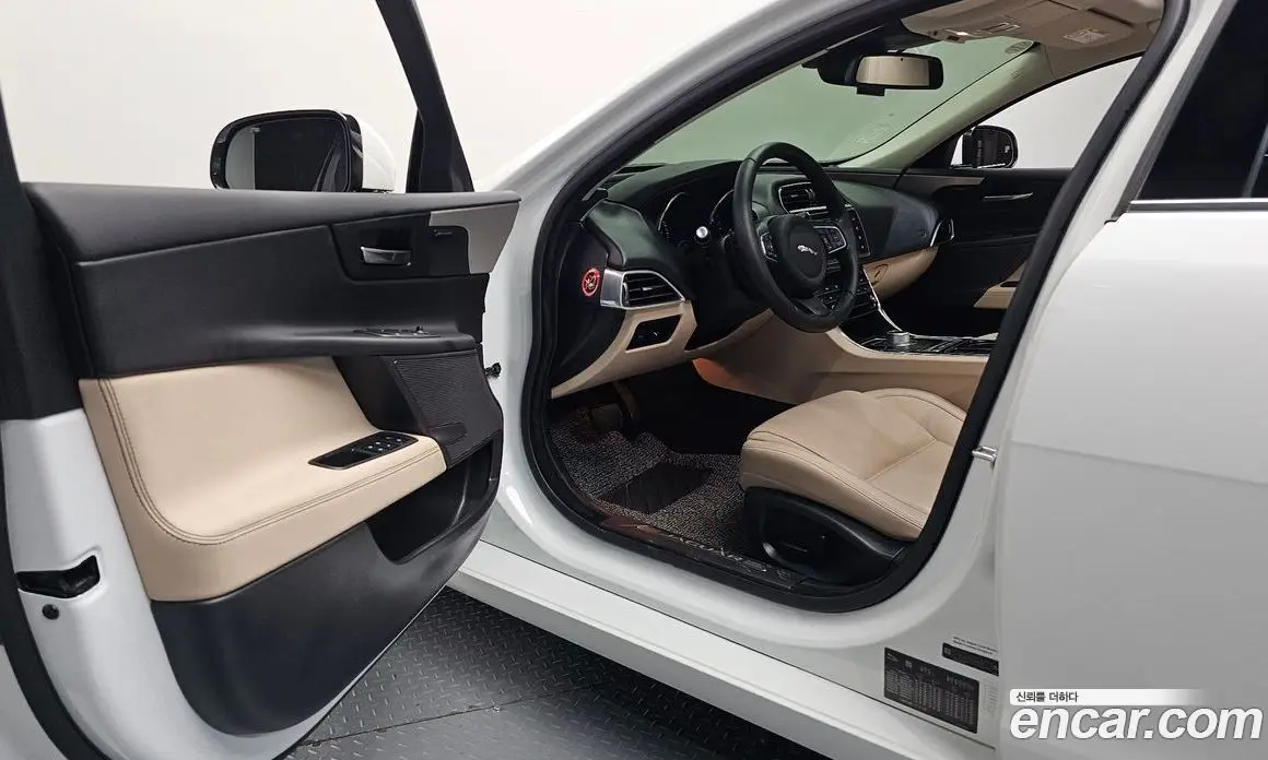 Jaguar XE 2016 2.0 автомат (гидро), фото 10 Jaguar XE 2016 2.0 автомат (гидро), фото 10