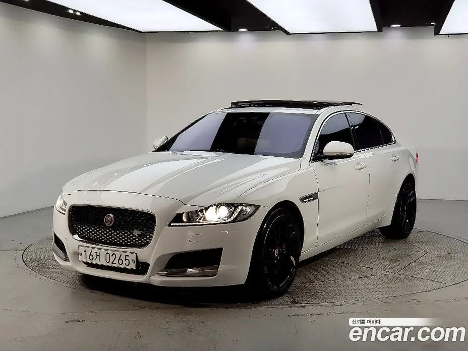 Jaguar XF 2016 2.0 автомат (гидро), фото 1 Jaguar XF 2016 2.0 автомат (гидро), фото 1
