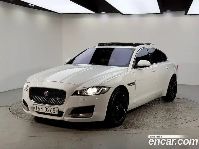 Jaguar XF 2016 2.0 автомат (гидро), миниатюра 1 Jaguar XF 2016 2.0 автомат (гидро), миниатюра 1