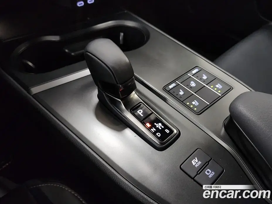 Lexus UX 2024 2.0 автомат (вариатор), фото 9 Lexus UX 2024 2.0 автомат (вариатор), фото 9