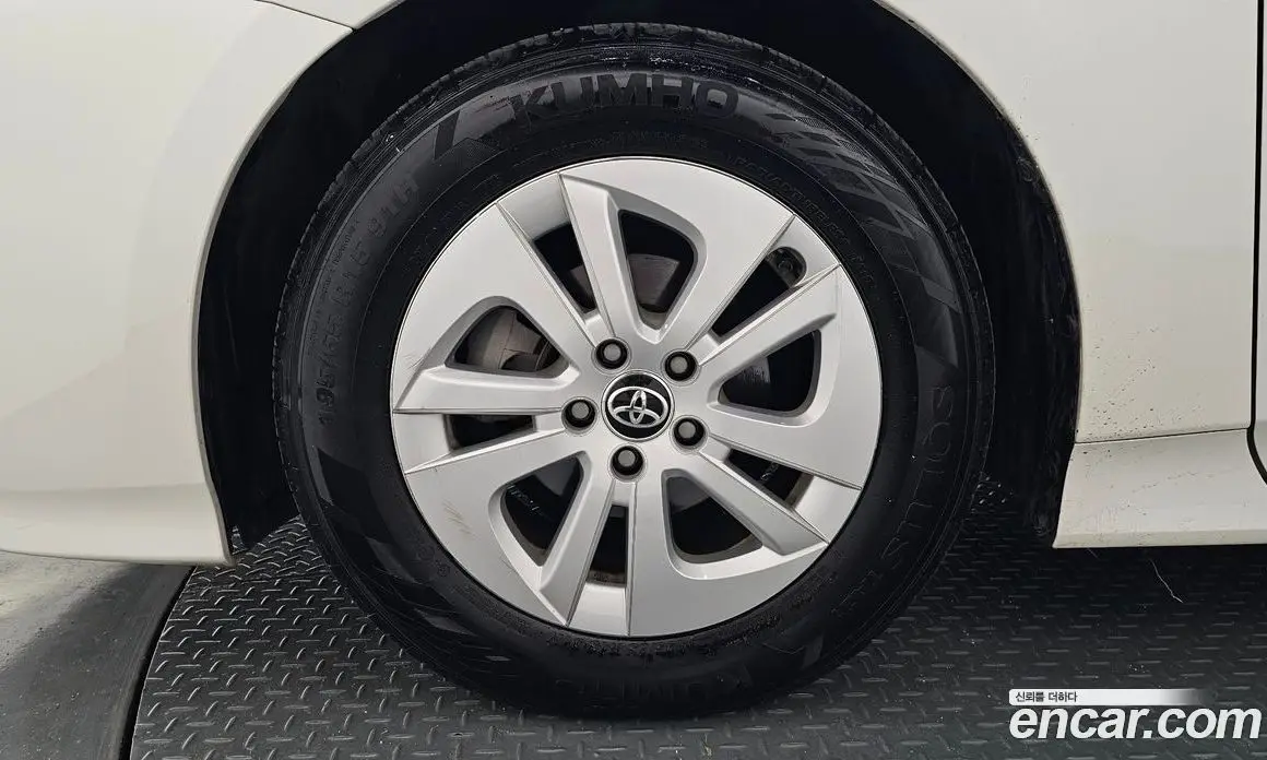 Toyota Prius 2017 1.8 автомат (гидро), фото 5