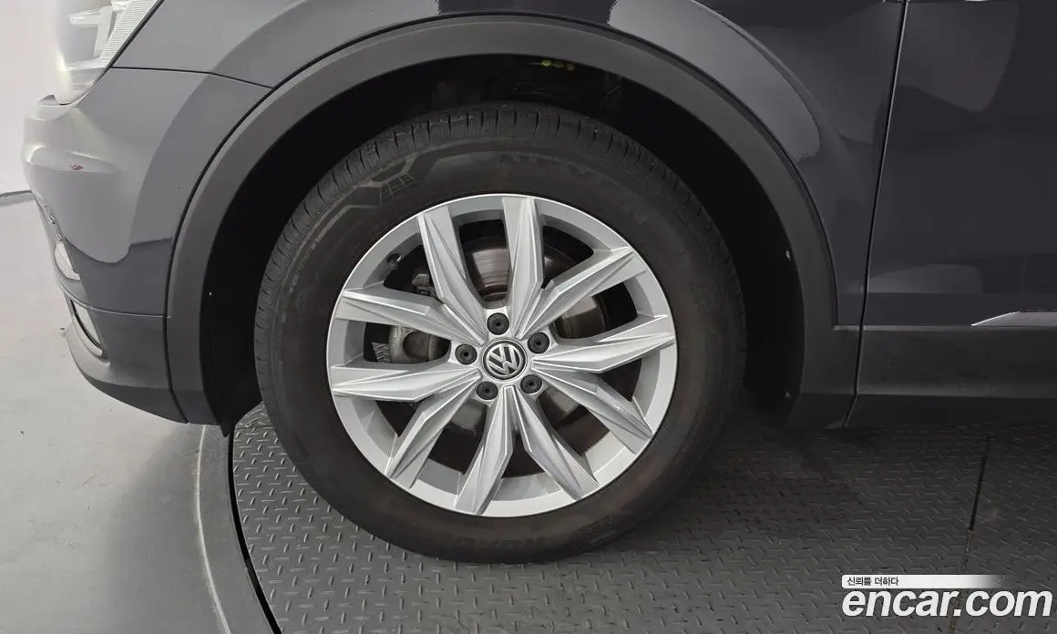Volkswagen Tiguan 2018 2.0 автомат (гидро), фото 5 Volkswagen Tiguan 2018 2.0 автомат (гидро), фото 5