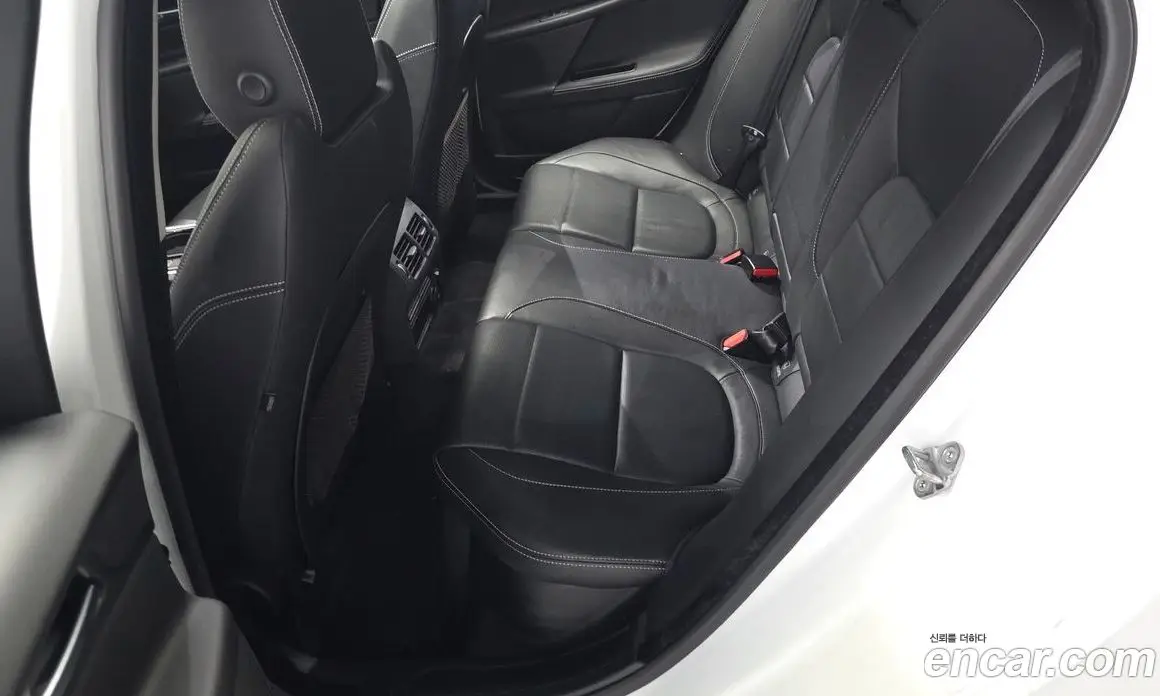 Jaguar XE 2017 2.0 автомат (гидро), фото 12 Jaguar XE 2017 2.0 автомат (гидро), фото 12