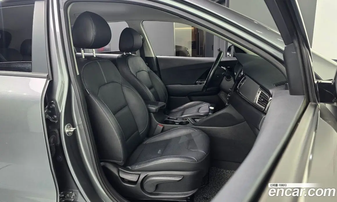 Kia Niro 2017 1.6 автомат (гидро), фото 13 Kia Niro 2017 1.6 автомат (гидро), фото 13