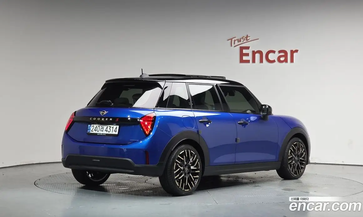 Mini Cooper 2024 2.0 автомат (гидро), фото 1 Mini Cooper 2024 2.0 автомат (гидро), фото 1