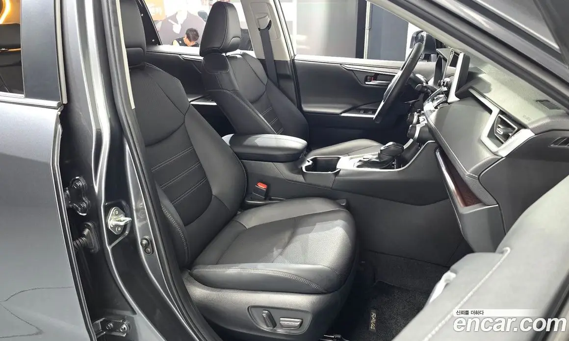 Toyota RAV4 2025 2.5 автомат (гидро), фото 16 Toyota RAV4 2025 2.5 автомат (гидро), фото 16