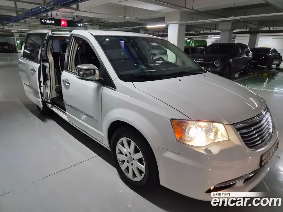 Chrysler Grand Voyager 2014 3.6 автомат (гидро), фото 9 Chrysler Grand Voyager 2014 3.6 автомат (гидро), фото 9