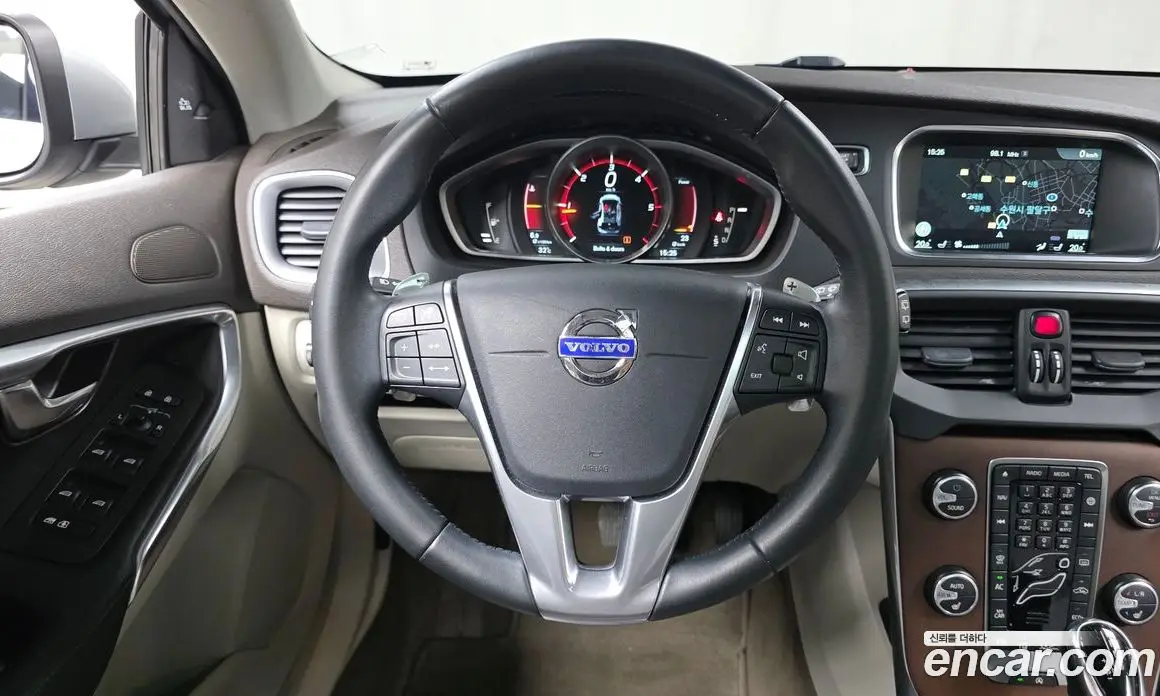 Volvo V40 2016 2.0 автомат (гидро), фото 13 Volvo V40 2016 2.0 автомат (гидро), фото 13