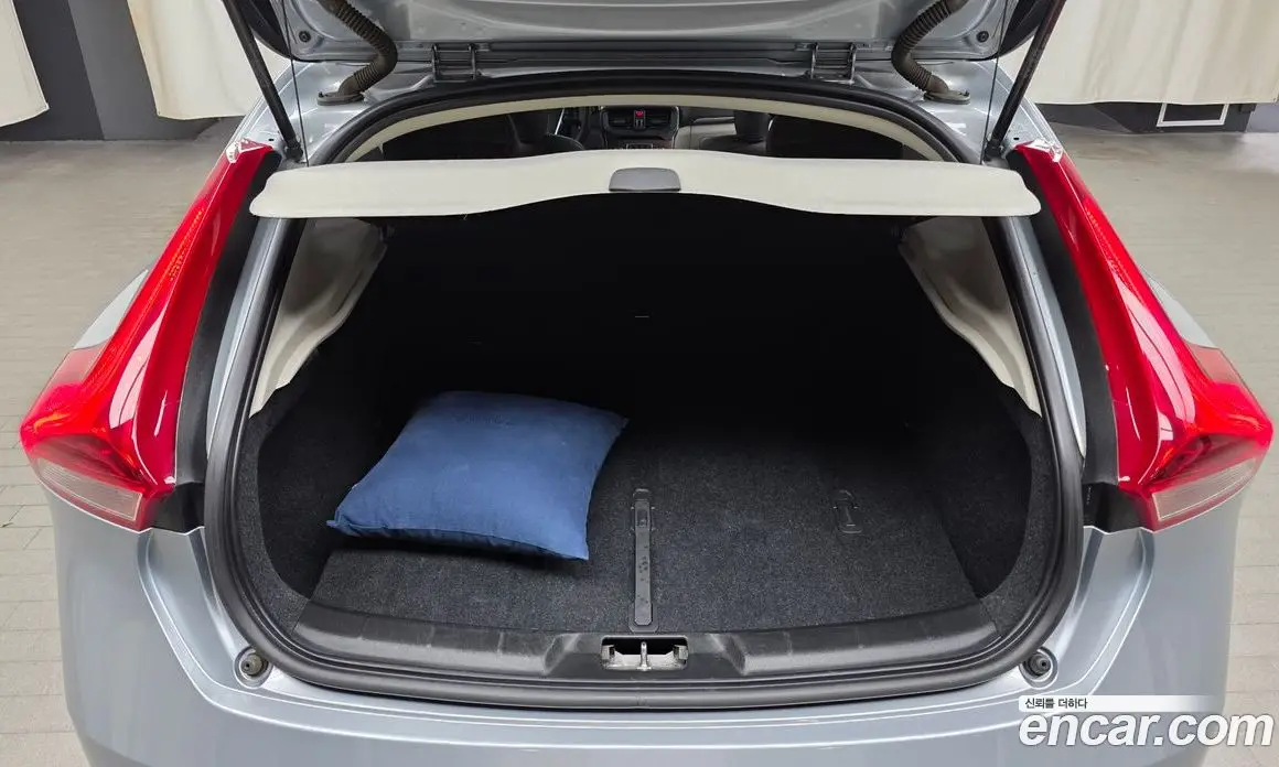Volvo V40 2016 2.0 автомат (гидро), фото 16 Volvo V40 2016 2.0 автомат (гидро), фото 16