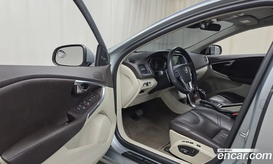 Volvo V40 2016 2.0 автомат (гидро), фото 10 Volvo V40 2016 2.0 автомат (гидро), фото 10