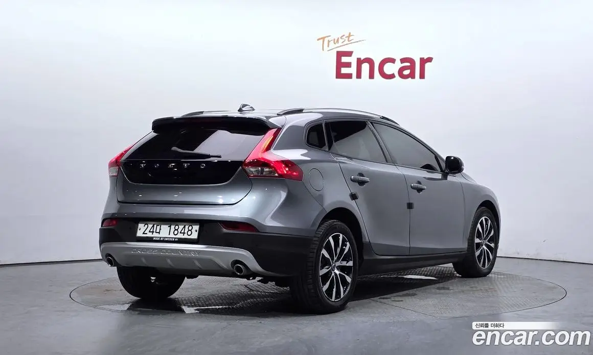 Volvo V40 2018 2.0 автомат (гидро), фото 2 Volvo V40 2018 2.0 автомат (гидро), фото 2