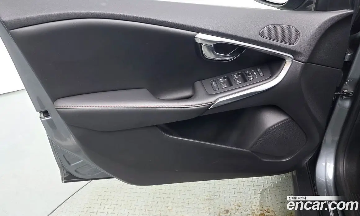 Volvo V40 2018 2.0 автомат (гидро), фото 14 Volvo V40 2018 2.0 автомат (гидро), фото 14
