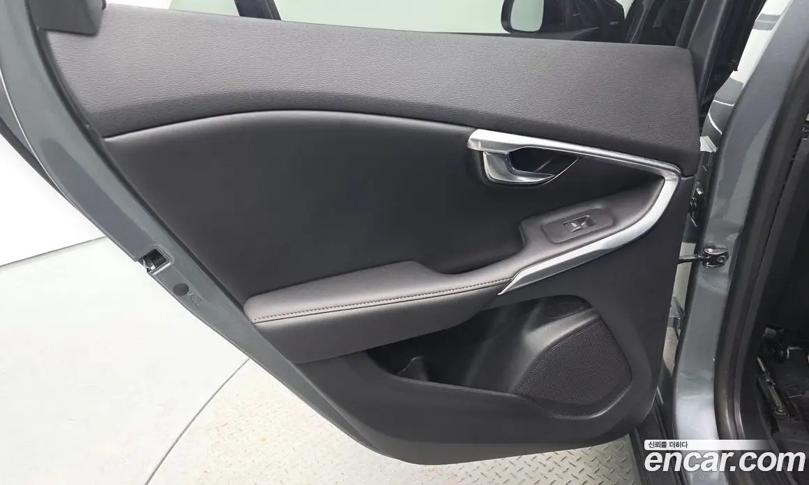 Volvo V40 2018 2.0 автомат (гидро), фото 15 Volvo V40 2018 2.0 автомат (гидро), фото 15