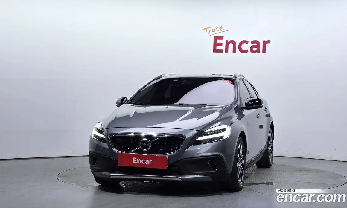 Volvo V40 2018 2.0 автомат (гидро), фото 3 Volvo V40 2018 2.0 автомат (гидро), фото 3