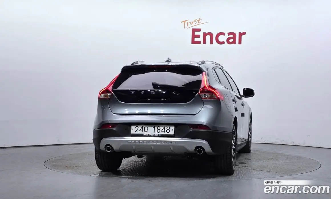 Volvo V40 2018 2.0 автомат (гидро), фото 4 Volvo V40 2018 2.0 автомат (гидро), фото 4