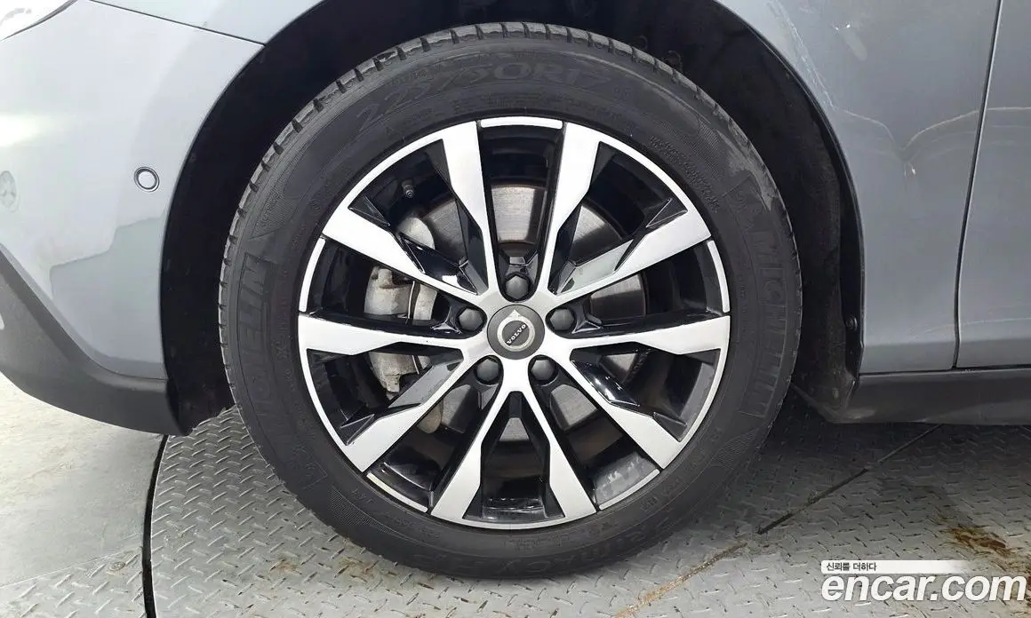 Volvo V40 2018 2.0 автомат (гидро), фото 5 Volvo V40 2018 2.0 автомат (гидро), фото 5