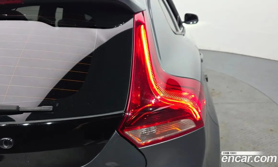 Volvo V40 2018 2.0 автомат (гидро), фото 9 Volvo V40 2018 2.0 автомат (гидро), фото 9