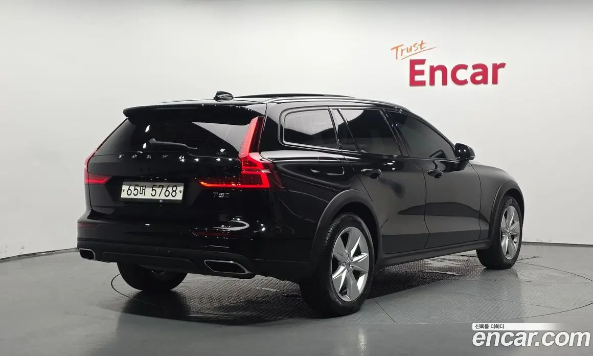 Volvo V60 2019 2.0 автомат (гидро), фото 1 Volvo V60 2019 2.0 автомат (гидро), фото 1