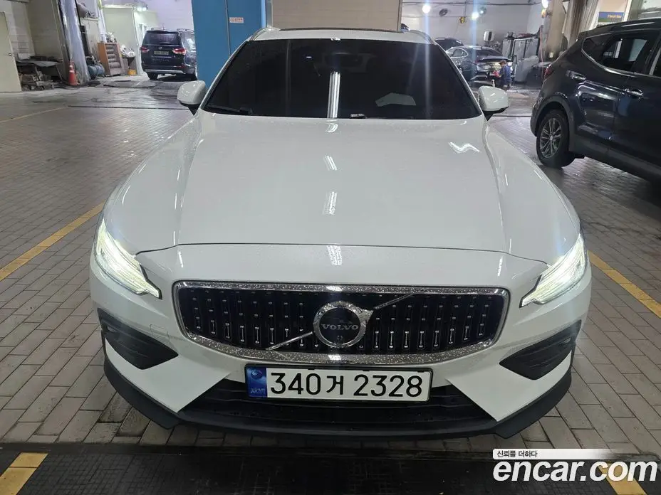 Volvo V60 2023 2.0 автомат (гидро), фото 2 Volvo V60 2023 2.0 автомат (гидро), фото 2
