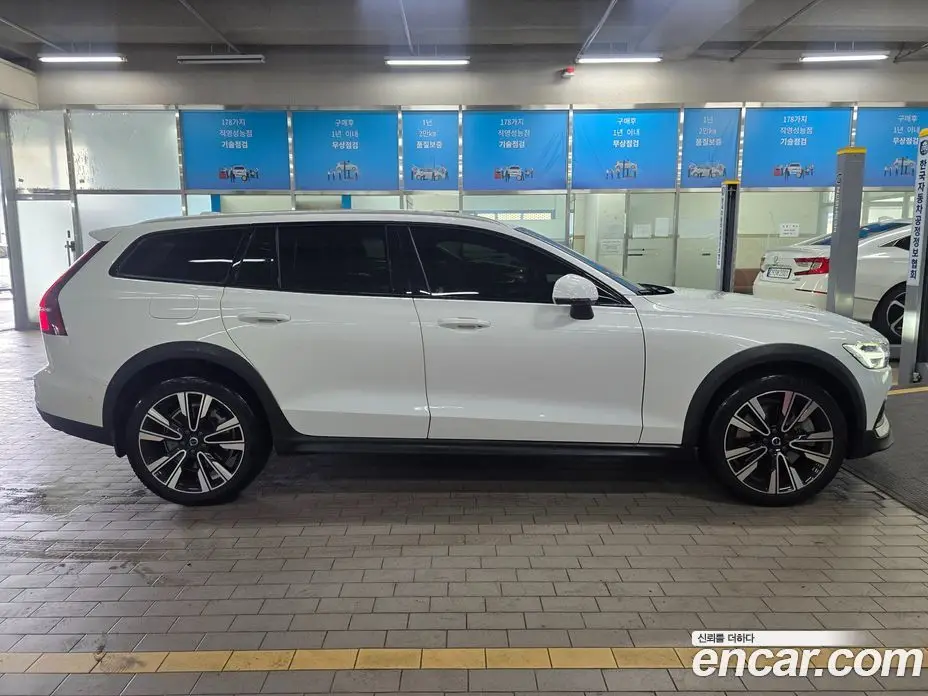 Volvo V60 2023 2.0 автомат (гидро), фото 3 Volvo V60 2023 2.0 автомат (гидро), фото 3