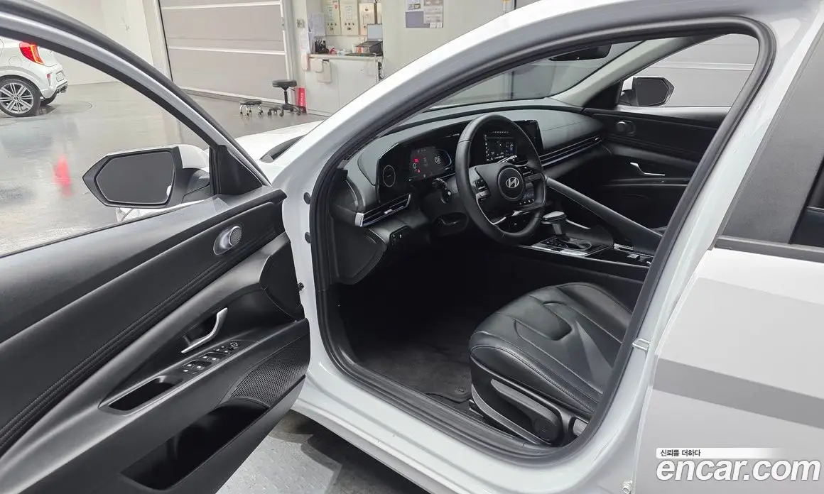 Hyundai Avante 2023 1.6 автомат (гидро), фото 13