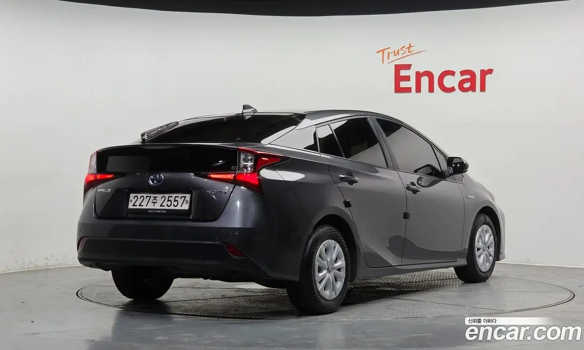 Toyota Prius 2021 1.8 автомат (гидро), фото 1 Toyota Prius 2021 1.8 автомат (гидро), фото 1